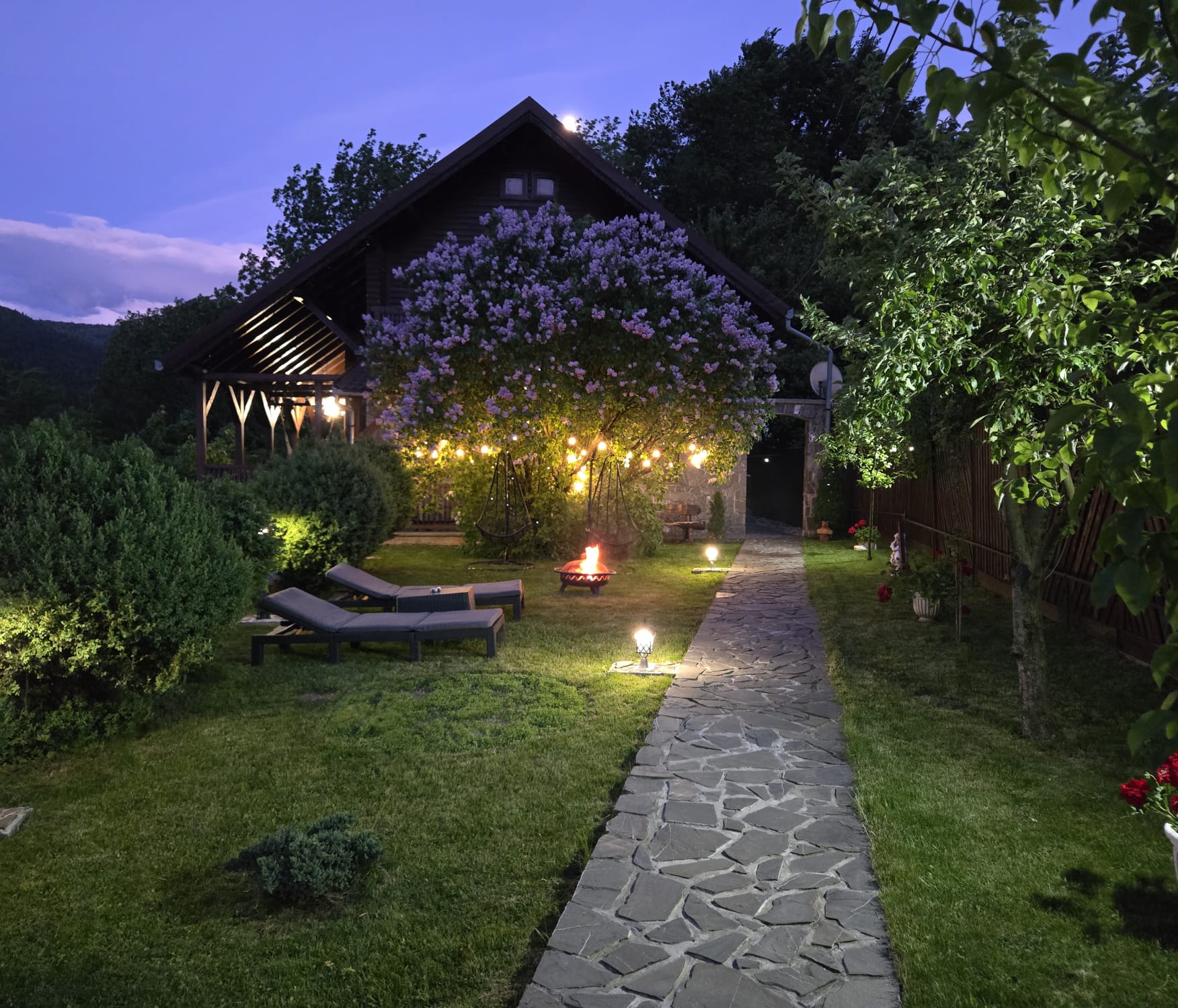 Vila Drumul Domnișorilor din Bușteni, exterior luminat seara
